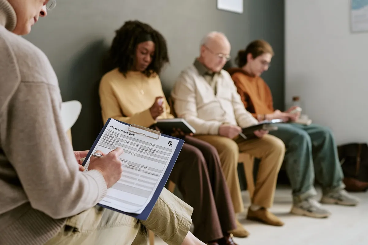 Patients en salle d’attente avant une visite médicale du permis