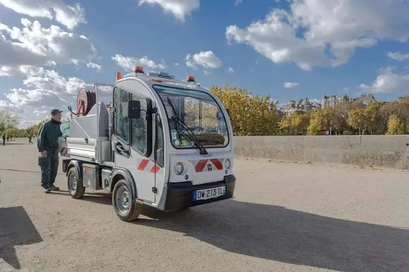 Agent territorial à côté d’un véhicule utilitaire électrique de la collectivité