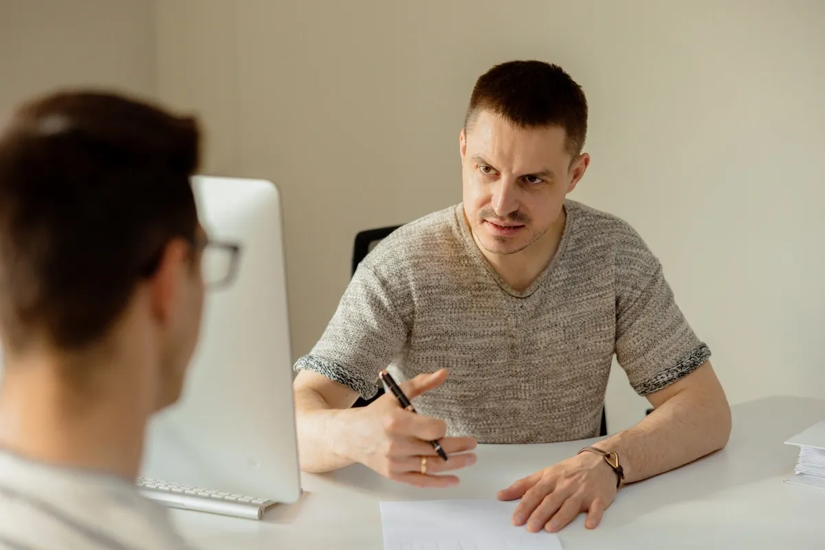 Recruteur échangeant avec un candidat après ses tests psychotechniques de recrutement