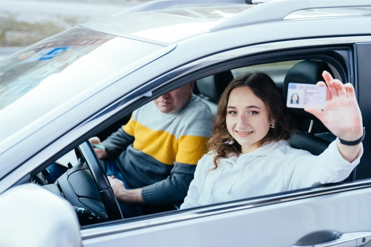 Jeune conductrice montrant son permis de conduire récupéré